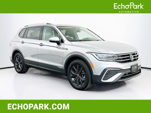 Used 2024 Volkswagen Tiguan SE w/ Panoramic Sunroof Package image 1