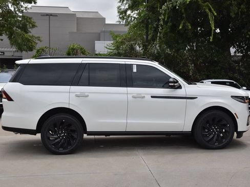 New 2027 Lincoln Navigator Reserve w/ Jet Appearance Package AWD/4WD image 5