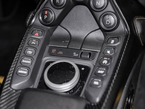 Used 2019 Aston Martin V8 Vantage Coupe image 33