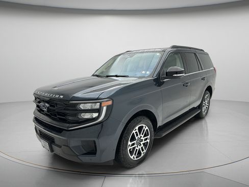 Used 2025 Ford Expedition Active AWD/4WD image 3