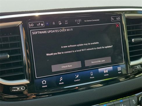 Used 2024 Chrysler Pacifica Touring-L image 23