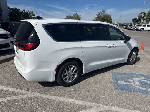 New 2026 Chrysler Pacifica Select image 30