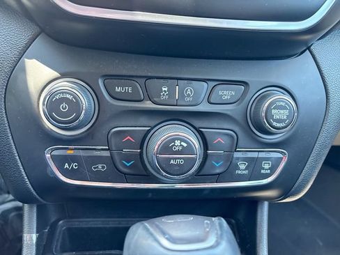 Used 2021 Jeep Cherokee Latitude Lux w/ Comfort/Convenience Group AWD/4WD image 18