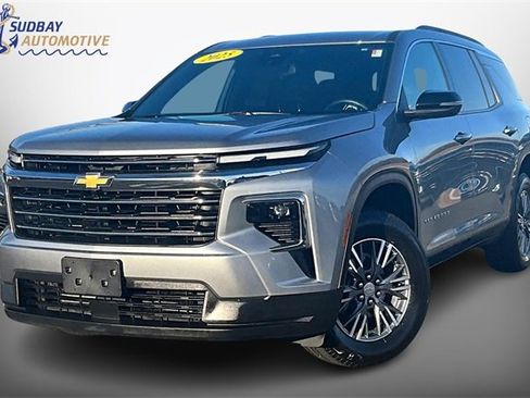 Used 2025 Chevrolet Traverse LT image 1