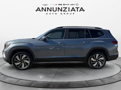 Used 2025 Volkswagen Atlas SE image 2