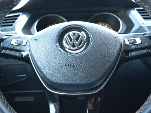 Used 2021 Volkswagen Tiguan SE FWD image 21