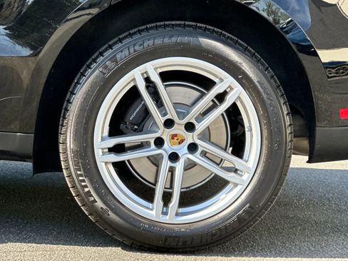 Certified 2025 Porsche Macan image 30