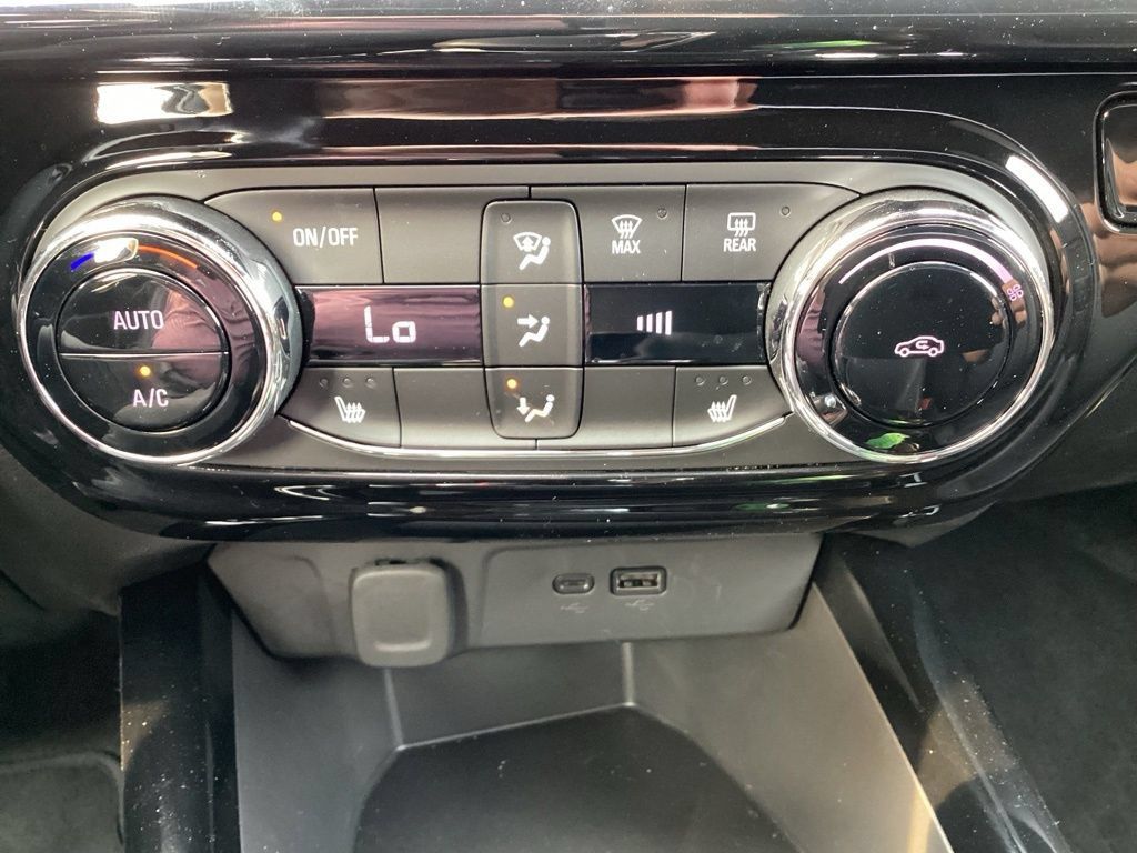 Used 2025 Chevrolet Trax RS w/ Driver Confidence Package FWD image 18