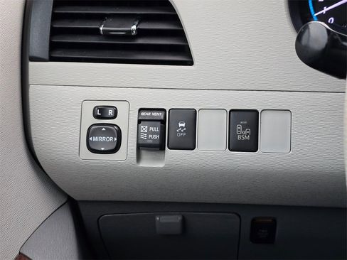 Used 2013 Toyota Sienna XLE image 31