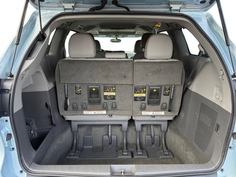 Used 2017 Toyota Sienna XLE Premium image 17
