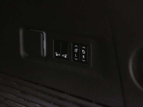 Used 2024 GMC Yukon XL SLT w/ SLT Luxury Package image 41