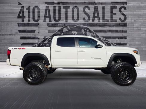 Used 2018 Toyota Tacoma TRD Off-Road w/ Technology Package AWD/4WD image 2