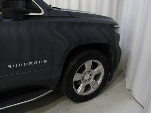 Used 2020 Chevrolet Suburban Premier AWD/4WD image 38