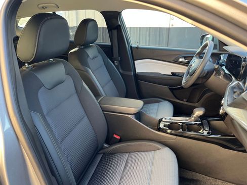 Used 2025 Chevrolet Trax LT image 35