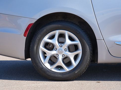 Used 2017 Chrysler Pacifica Touring-L w/ Tire & Wheel Group FWD image 11