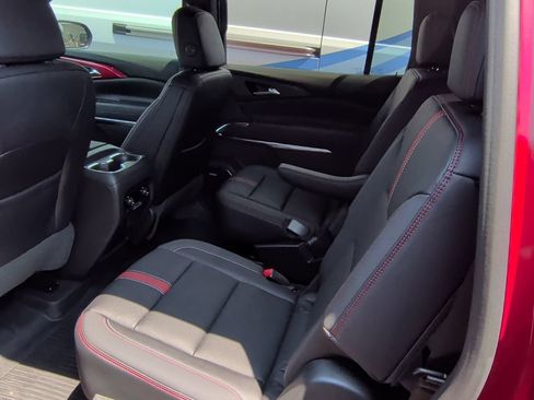 Used 2026 Chevrolet Traverse RS w/ LPO, Floor Liner Package FWD image 12