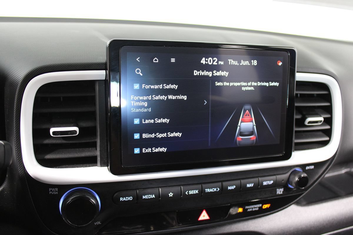 Used 2023 Hyundai Venue Limited FWD image 25