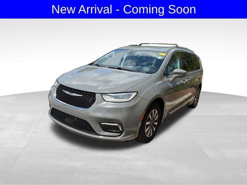 Used 2021 Chrysler Pacifica Touring-L FWD image 2