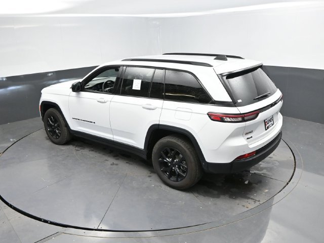 Used 2025 Jeep Grand Cherokee Altitude AWD/4WD image 42