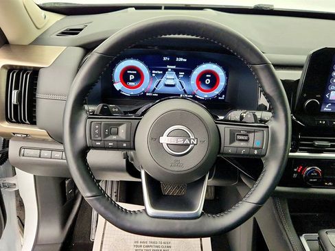 Used 2025 Nissan Pathfinder Platinum image 13