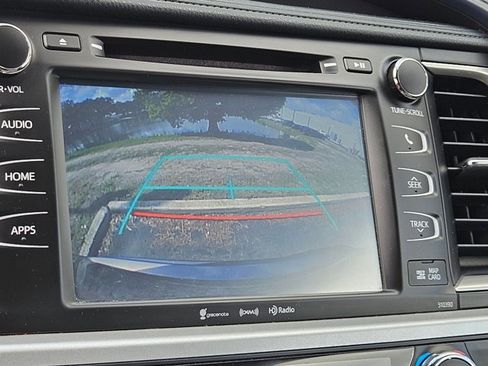Used 2019 Toyota Highlander XLE AWD/4WD image 12