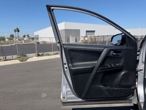 Used 2018 Toyota RAV4 SE w/ Advanced Technology Package image 15