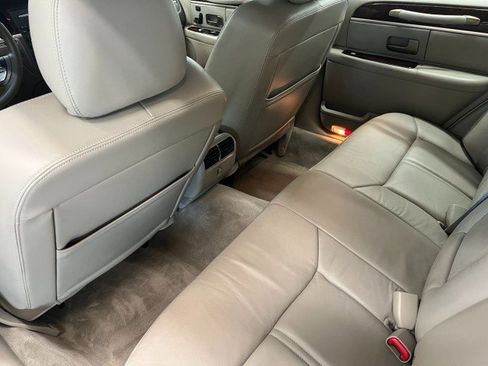 Used 2009 Lincoln Town Car Signature Limited image 14
