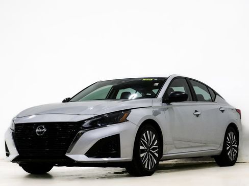 Used 2024 Nissan Altima 2.5 SV image 3