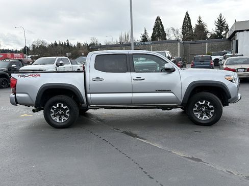 Used 2016 Toyota Tacoma TRD Off-Road w/ Premium & Technology Package image 4