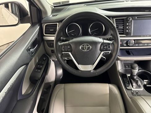 Used 2019 Toyota Highlander XLE AWD/4WD image 25