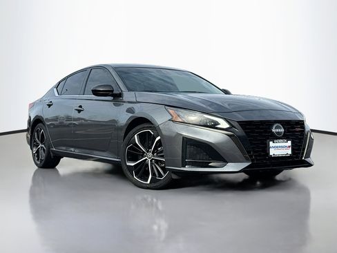 Used 2023 Nissan Altima 2.5 SR w/ SR Premium Package image 1