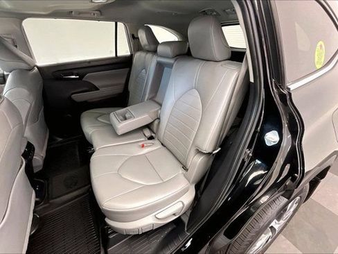 Used 2024 Toyota Highlander XLE FWD image 20