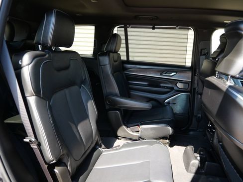 Used 2022 Jeep Grand Cherokee L Overland w/ Luxury Tech Group IV AWD/4WD image 16