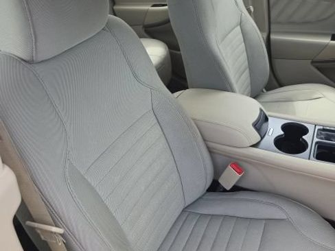 Used 2018 Ford Taurus SE FWD image 35