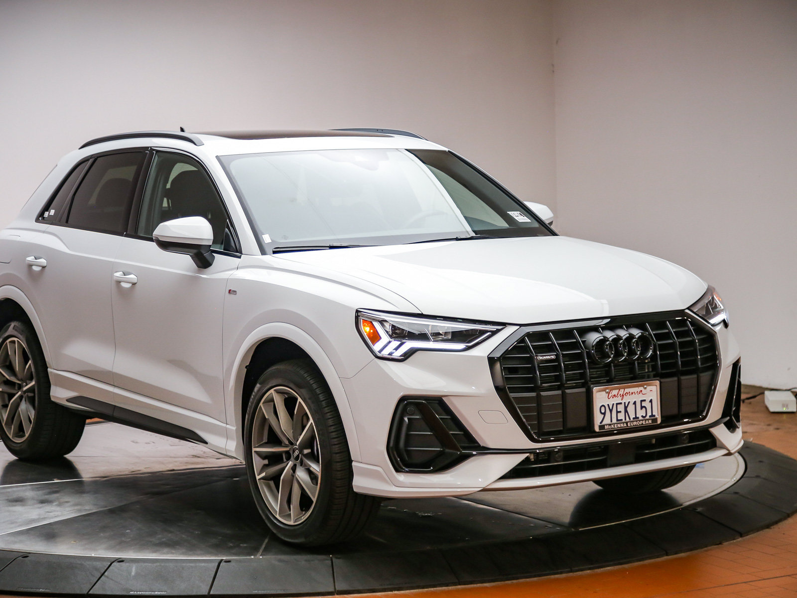 Certified 2025 Audi Q3 2.0T Premium AWD/4WD image 3