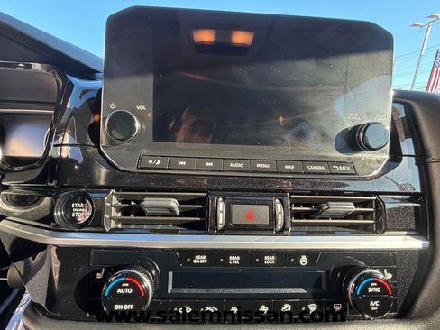 Certified 2025 Nissan Pathfinder SL w/ Lighting Package (N92) image 9