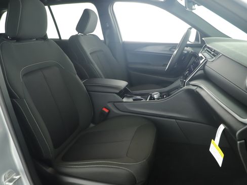 New 2025 Jeep Grand Cherokee Laredo image 21