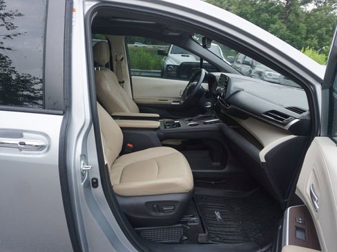 Used 2022 Toyota Sienna XLE FWD image 18