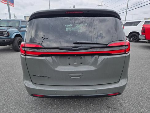 Used 2021 Chrysler Pacifica Touring w/ S Appearance Package FWD image 10