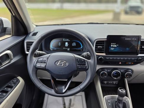 Used 2025 Hyundai Venue Limited image 20