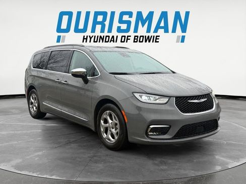 Used 2023 Chrysler Pacifica Limited image 1