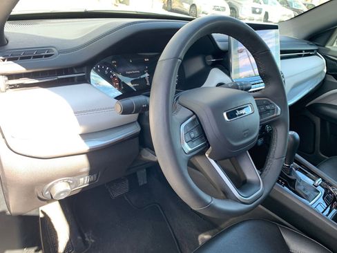 Used 2025 Jeep Compass Limited image 35