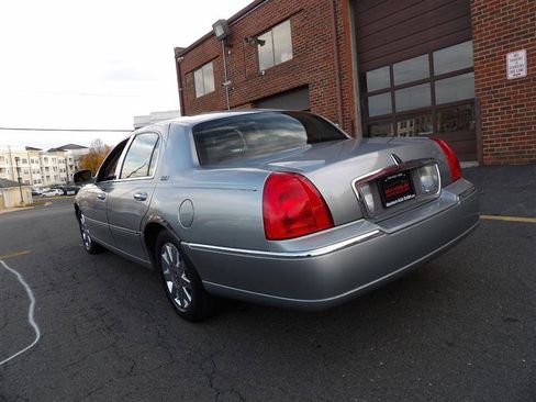 Used 2006 Lincoln Town Car Signature Limited image 3
