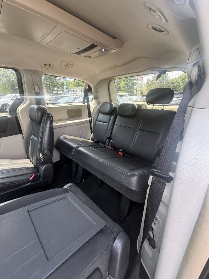 Used 2010 Chrysler Town & Country Touring Plus FWD image 18