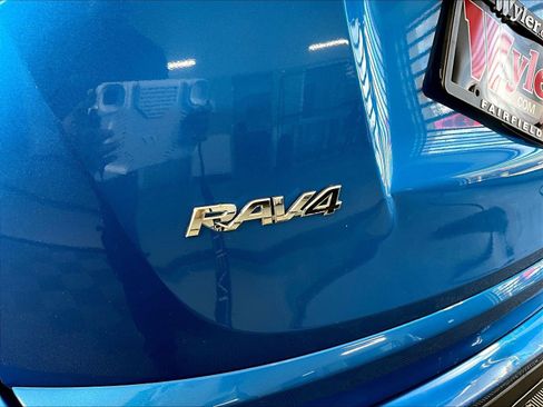 Used 2018 Toyota RAV4 LE w/ All Weather Liner Package FWD image 24
