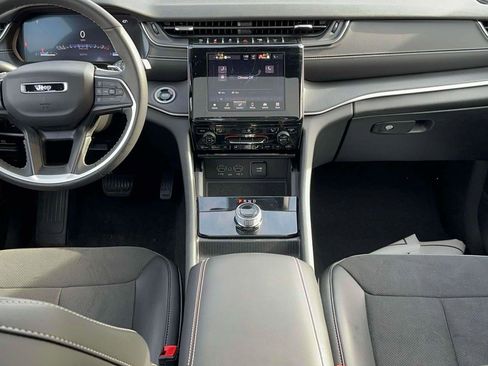 Used 2024 Jeep Grand Cherokee Altitude image 12