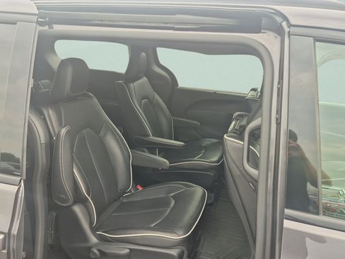 Used 2020 Chrysler Pacifica Limited w/ Advanced Safetytec Group FWD image 27