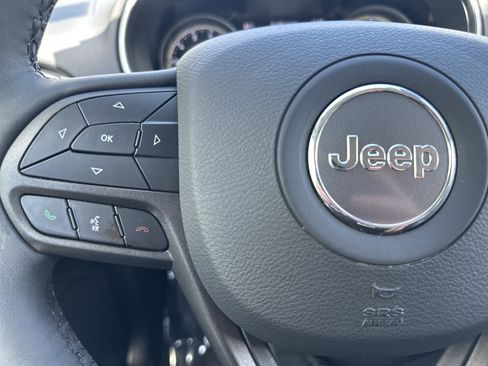 Used 2022 Jeep Cherokee Trailhawk w/ Comfort/Convenience Group AWD/4WD image 19