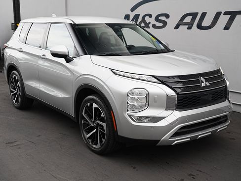 Used 2024 Mitsubishi Outlander SE image 3