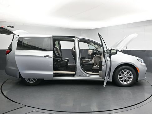 Used 2023 Chrysler Pacifica Touring-L FWD image 40